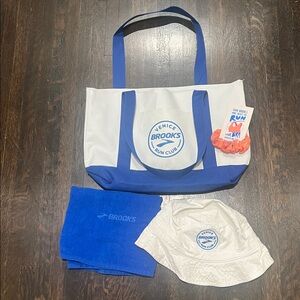 Brooks Blue and White Venice Run Club Set